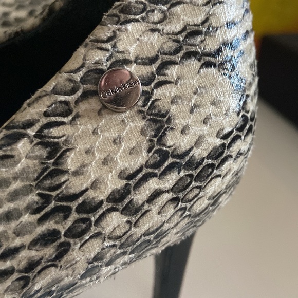 Calvin Klein heels with fauz alligator skin - Picture 5 of 8